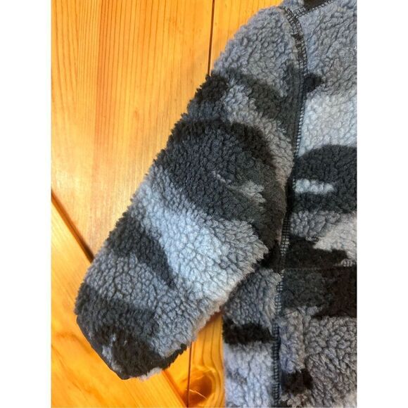 The Children’s Place zip up fleece black/gray camo NWT size 12 -18 months (4416) - Picture 2 of 5